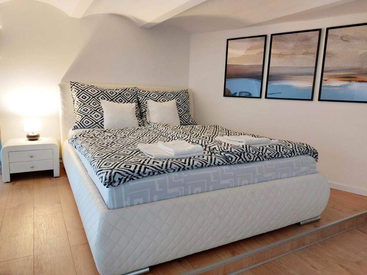 Square 16 Apartman - Absolutely Central Location With Self Check In Szombathely Exteriör bild