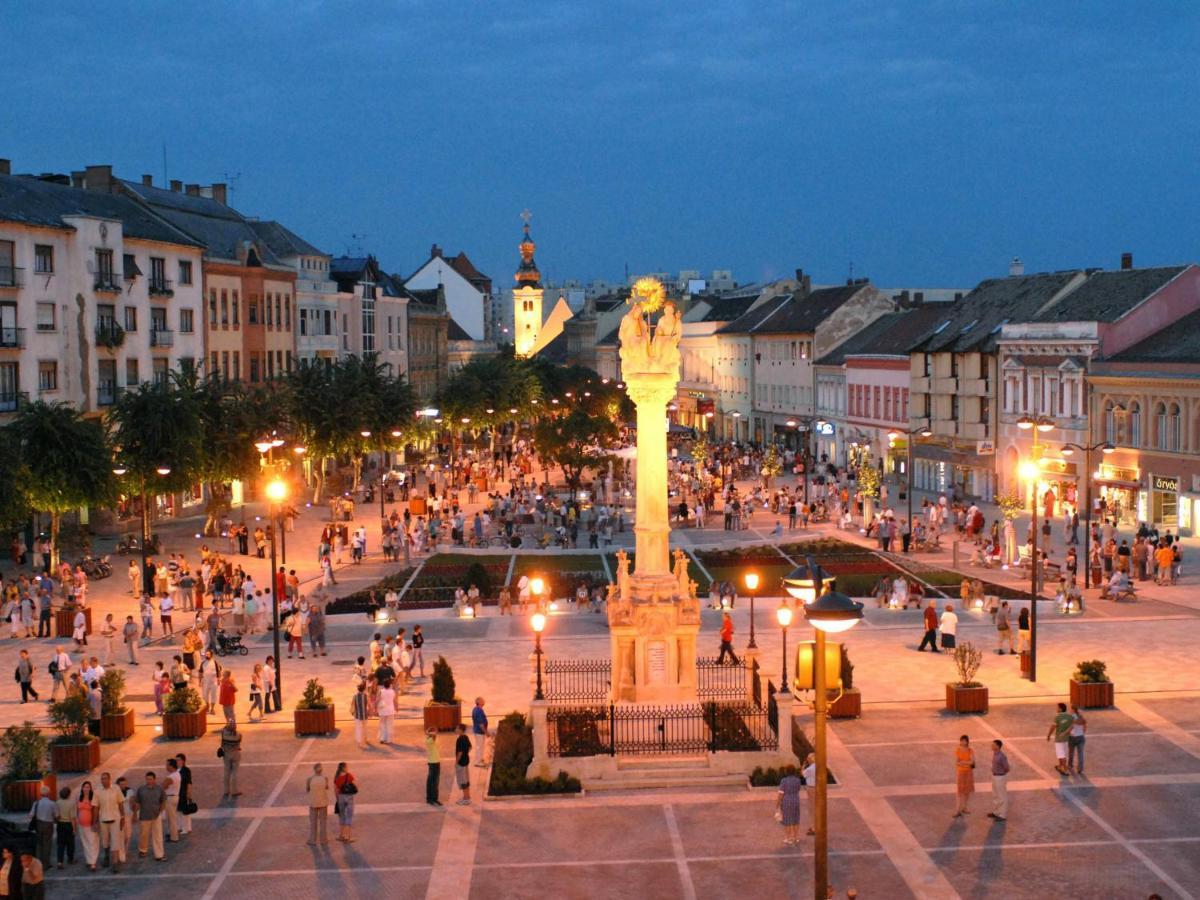 Square 16 Apartman - Absolutely Central Location With Self Check In Szombathely Exteriör bild
